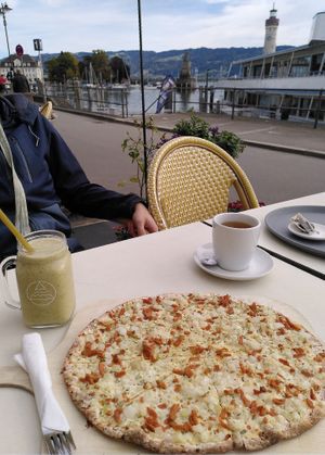 Flammkuchen and green smoothie at 37 grad Kaffeebar Landegeschäft in Lindau
