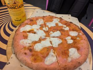 Margarita pizza at Flower Burger in Rome