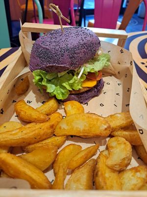 Classic 'flower burger' with wedges at Flower Burger in Rome