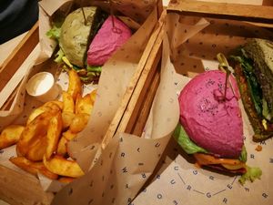 flower bomb e grinch at Flower Burger in Rome