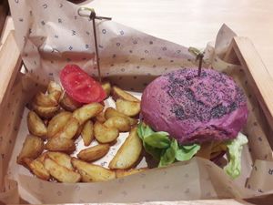 Hamburguesa con patatas at Flower Burger in Rome