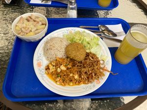 Example of plate of the day at VegeLife in Quito