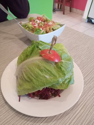 Raw beet dill burger 🍔 & chilli at Rawthentic Eatery in Courtenay