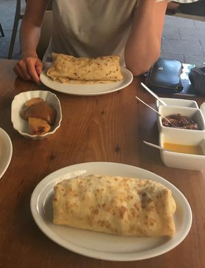 Roti rol (tempeh) en bakbanaan at Warung Mini in Rotterdam