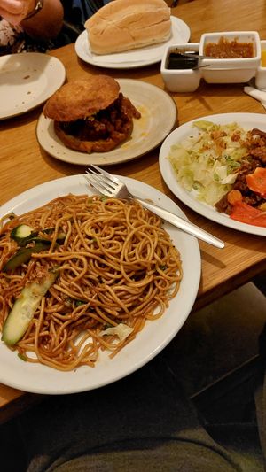 Vegetarische bami (is vegan) en een bara met tempeh. at Warung Mini in Rotterdam