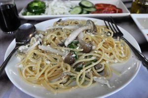 White sauce spaghetti:pasta with tofu sesame sauce with "Shimeji" mushrooms bell peppers
garlic and spices..
comes with side salads.
and 3 types of dressing. at upstairs-garden in Tokyo