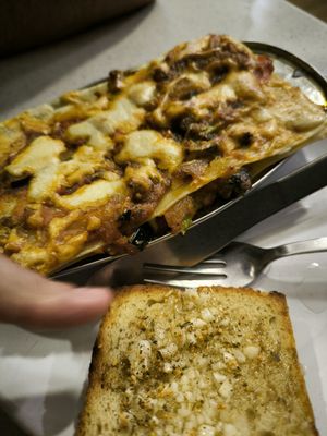 לזניה טבעונית ומשקה/סורבה לימונענע. מעולים ומומלצים. המנה מספיקה ל2 at TATTV Cafe in Rishikesh