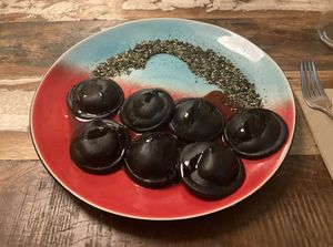 Zwarte charcoal ravioli gevuld met shiitake, teriyaki saus, wasabi crisp & sesame - 8.5/10  at Hearth  in Amsterdam