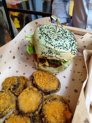 BBQ burger con melanzane fritte at Flower Burger - Porta Genova in Milan