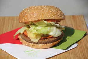 Vleischpflanzerl has seasonal burgercreations – like this one: the hawaiian burger. Tastes fantastic! at Vleischpflanzerl in Salzburg