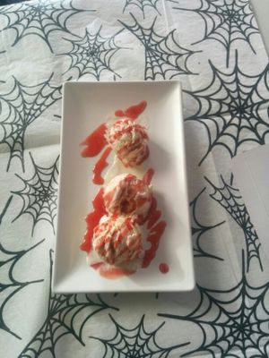 Vegan ice cream (rice and bourbon, soy, mango and strawberry. at Pizzeria Mayor in Alcobendas