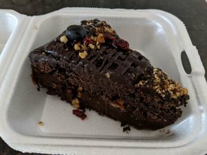 A fudge-like cardamom chocolate cake para llevar at El Maple in Quito