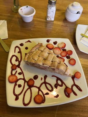 Pie de manzana. Estava OK, nada especial.   at El Maple in Quito