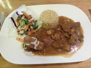 Seitán in wine sauce, veggies, croquets at El Maple in Quito