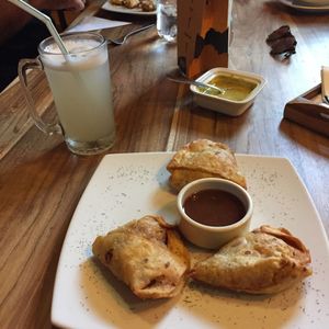 Samosas and my fave South American drink the limonada! at El Maple in Quito