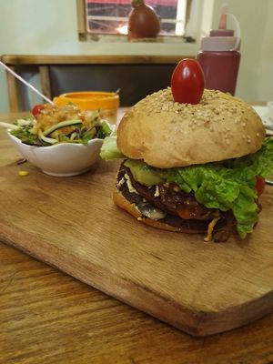 Burger with 🥑 at El Maple in Quito