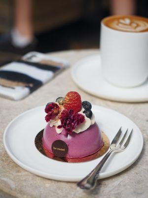 Berry dream cake and oat latte at Be Sweet in Berlin