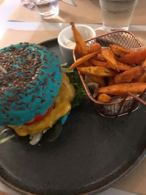 Vegan Burger at Outro Lado in Faro