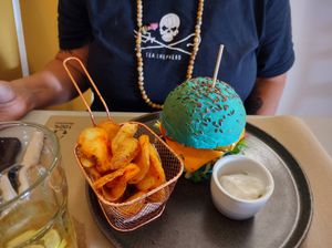 Amazing burger w spirulina bun at Outro Lado in Faro