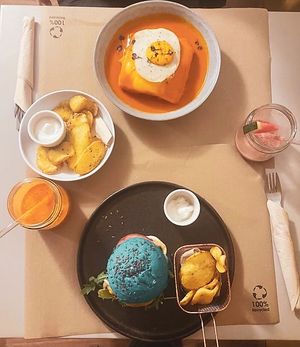 Francesina e burger  at Outro Lado in Faro