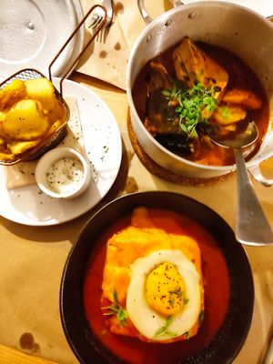 Francesinha ha y Calderaida, patatas asadas con veganesa al ajo at Outro Lado in Faro
