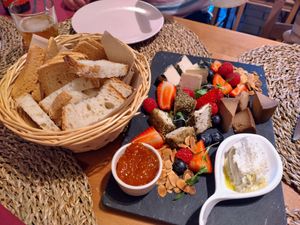 Cheese board appetiser with bread (for 4) at Outro Lado in Faro