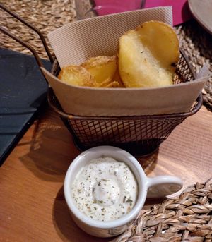 Chips and ailioli at Outro Lado in Faro