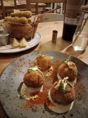 Bolinhas de alheira e peixinhos da horta at Outro Lado in Faro