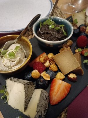 Vegan cheeses #Veganuary at Outro Lado in Faro