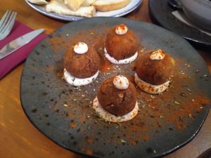 Bolinhas de alheira recheadas com queijo / alheira balls filled with cheese at Outro Lado in Faro