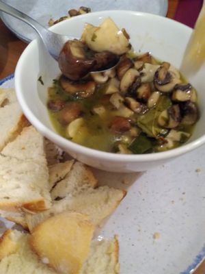 Cogumelos à Bulhão Pato / Mushrooms à Bulhão Pato at Outro Lado in Faro