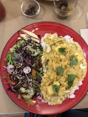 Cari tofu at Outro Lado in Faro