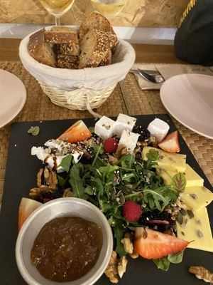 Cheeseboard at Outro Lado in Faro