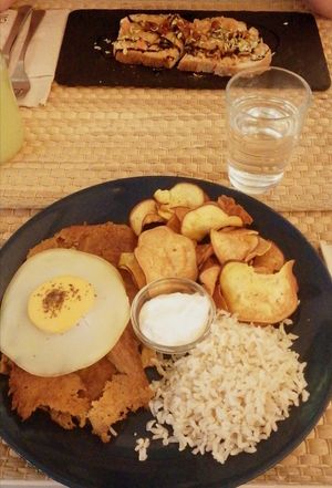 Bitoque de seitan com ovo estrelado vegan at Outro Lado in Faro