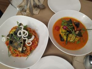 "Peixe frito" com risoto de tomate e polenta com molho de caldeirada at Outro Lado in Faro