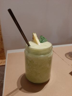 Jugos frescos!!! 🍍 at Outro Lado in Faro