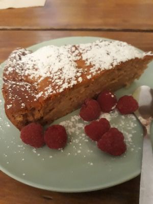 Warm apple and cinnamon cake at De Rode Koe in Lille