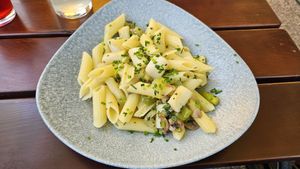 Vegane Pasta mit Spargel, Champignons, Sellerie, Kräutern und Olivenöl at UNI.WIRT. in Klagenfurt