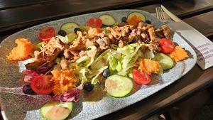Salat mit Eierschwammerl at UNI.WIRT. in Klagenfurt