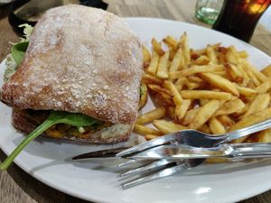 Guacamole burger at La Herradura Vinoteca in Madrid
