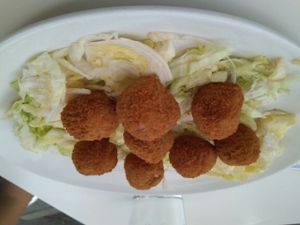croquetas holandesas veganas at La Herradura Vinoteca in Madrid