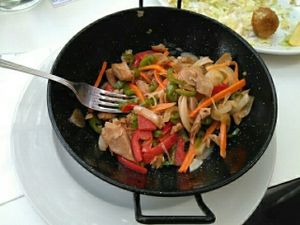 wok de pollo at La Herradura Vinoteca in Madrid