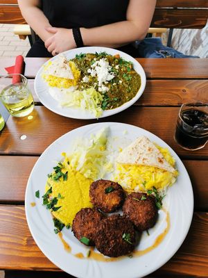 Palak mit Reis und Schafskäse (vegetarisch, oben) Falafel mit Hummus und Reis (unten) at Cafe Lom in Rostock
