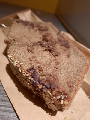 Zelfgebakken bananencake (met chocola) at Lunchcafe Curcuma in Gouda