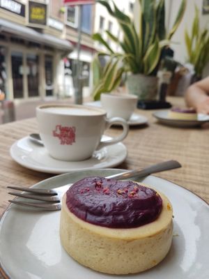 Vegan cheesecake pastry at Lunchcafe Curcuma in Gouda