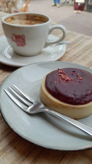 Coffee and "cheesecake" at Lunchcafe Curcuma in Gouda