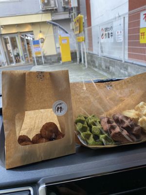 Comprei donuts e pães de vários sabores    at Kanauta in Kobe