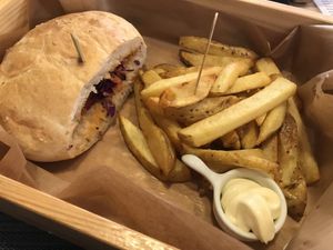 Pita with andalouse sauce and fries with mayonnaise  at Veni Vidi Vegan in Charleroi