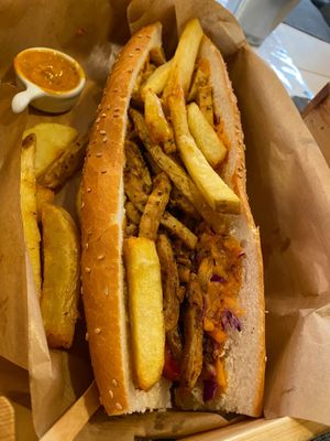 Mitrailette pita sauce andalouse. at Veni Vidi Vegan in Charleroi