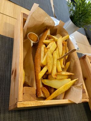 Mitrailette pita sauce andalouse. at Veni Vidi Vegan in Charleroi